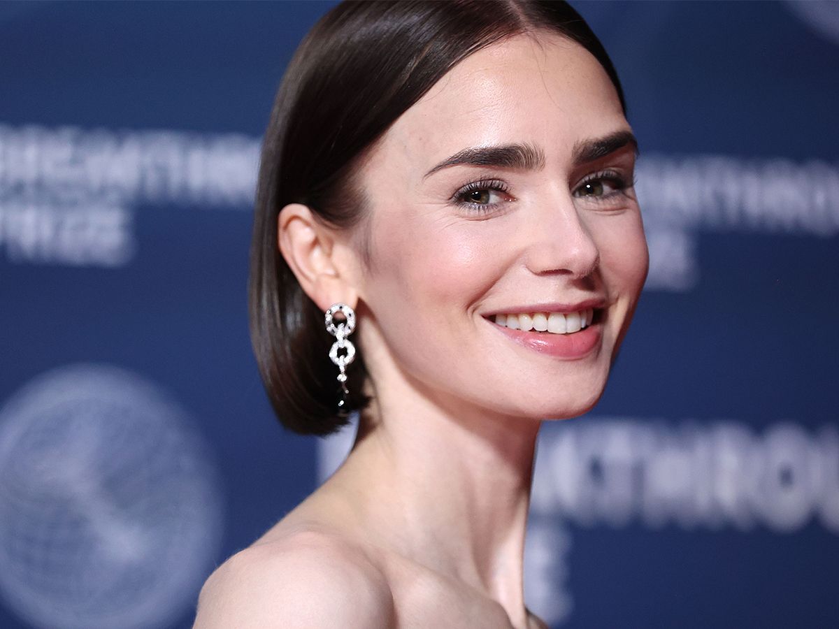 Lily Collins nos ofrece la inspiración perfecta y la alternativa de vestido más elegante para Navidad y Nochevieja