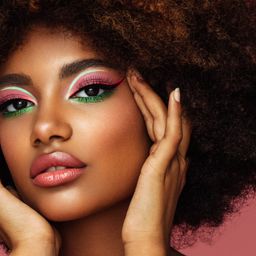 eyeliner maquillaje color mujer pelo rizado