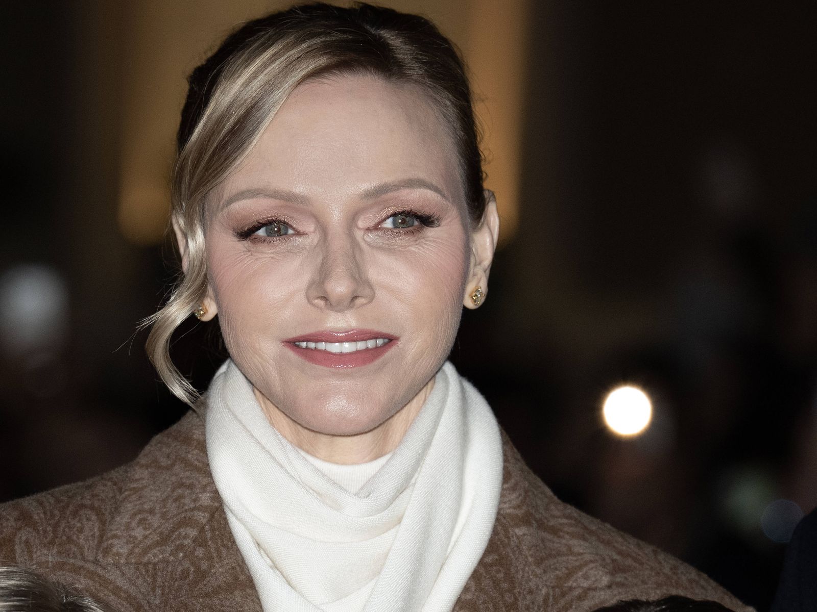 Charlene de Mónaco combina ASÍ sus botas marrones (espresso) de tacón ancho para que sean doble tendencia