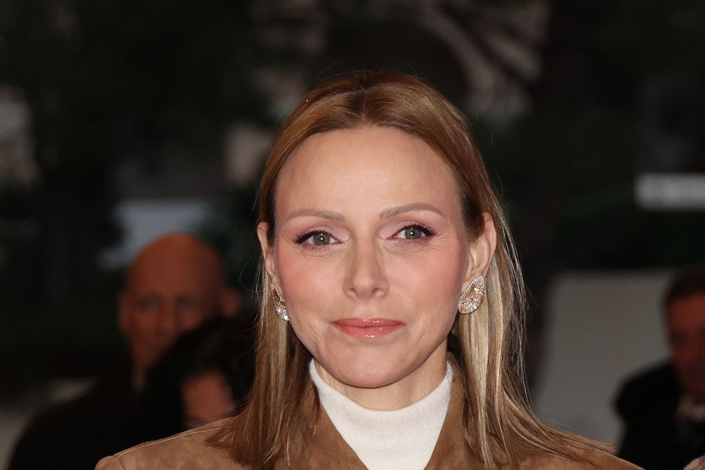 El abrigo-gabardina de Charlene de Mónaco (o el clásico que le copiaría su cuñada Carolina)