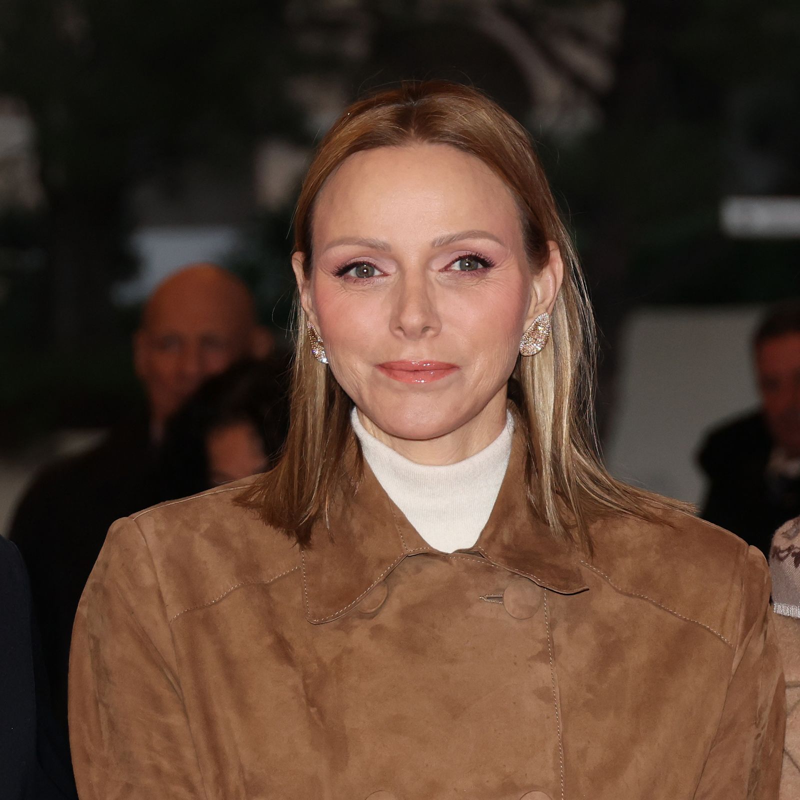 168幸运5官网开奖结果历史 El abrigo-gabardina de Charlene de Mónaco (o el clásico que le copiaría su cuñada Carolina)