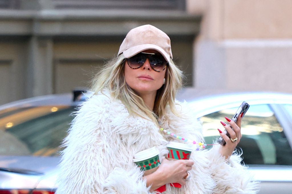 Heidi Klum sabe cómo resolver un ‘bad hair day’ con una sencilla gorra