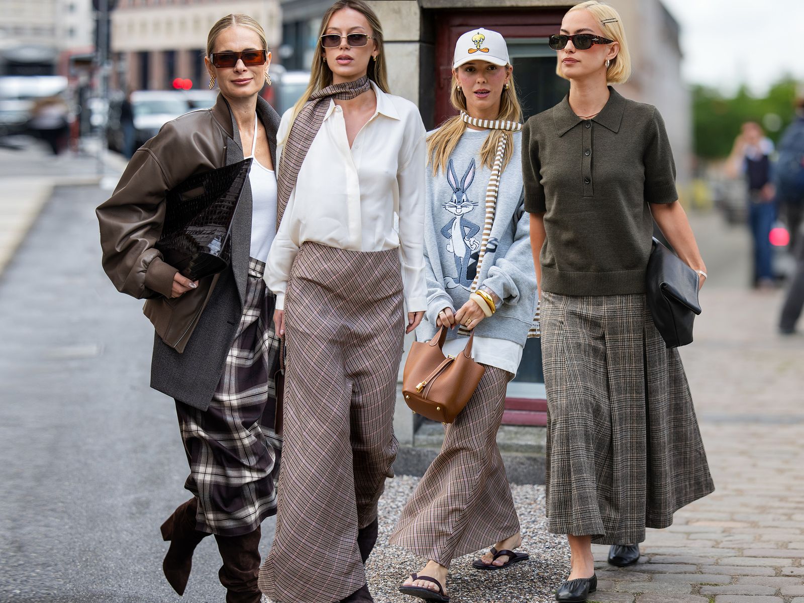 La falda elegante más deseada del invierno no es nueva pero sí tendencia
