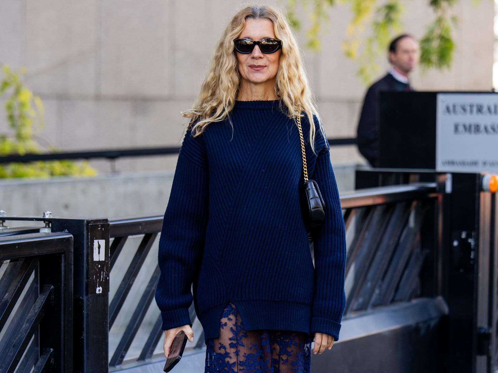 Estas faldas de encaje con efecto transparencia son el nuevo vestido negro básico