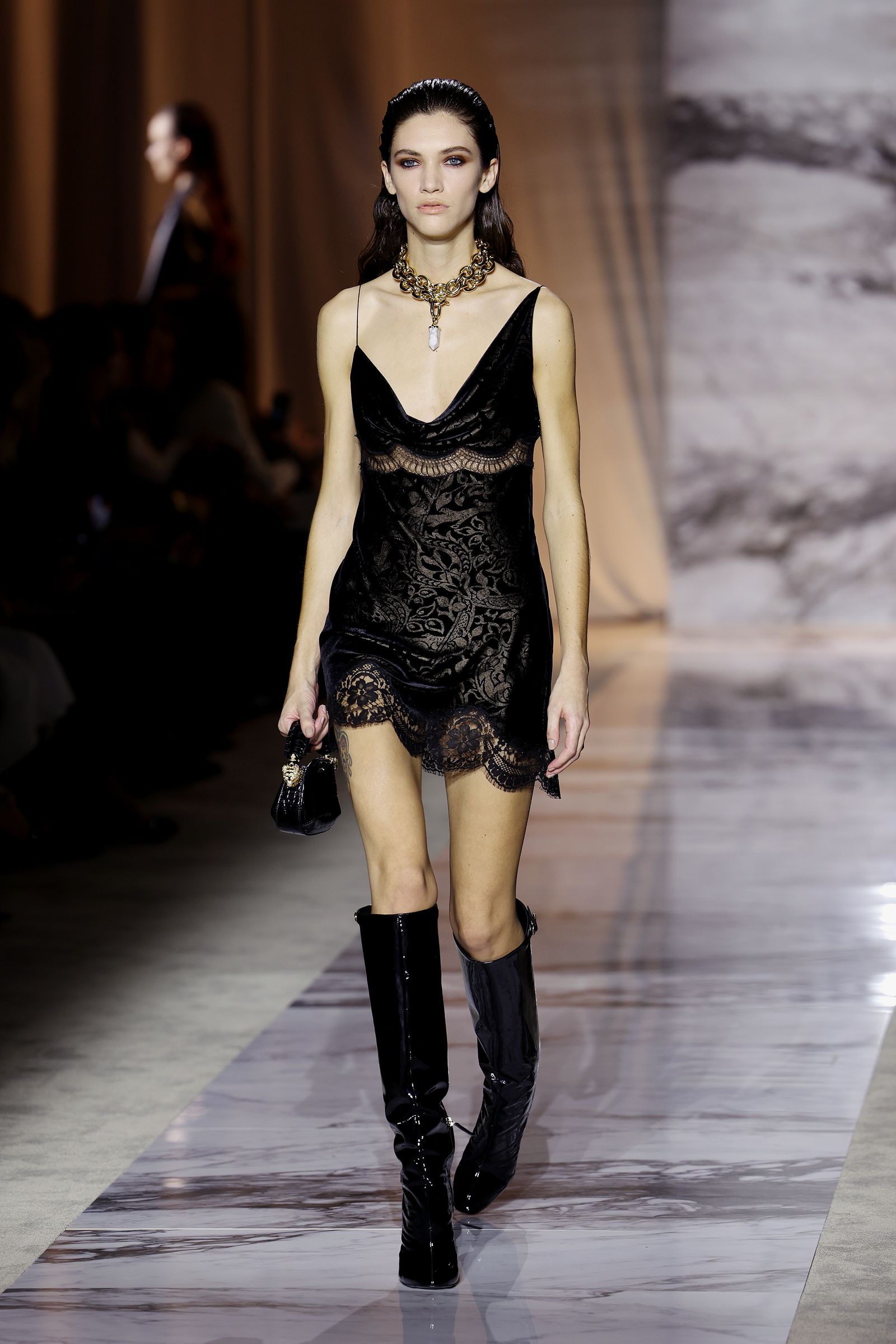 Modelo con vestido lencero negro.