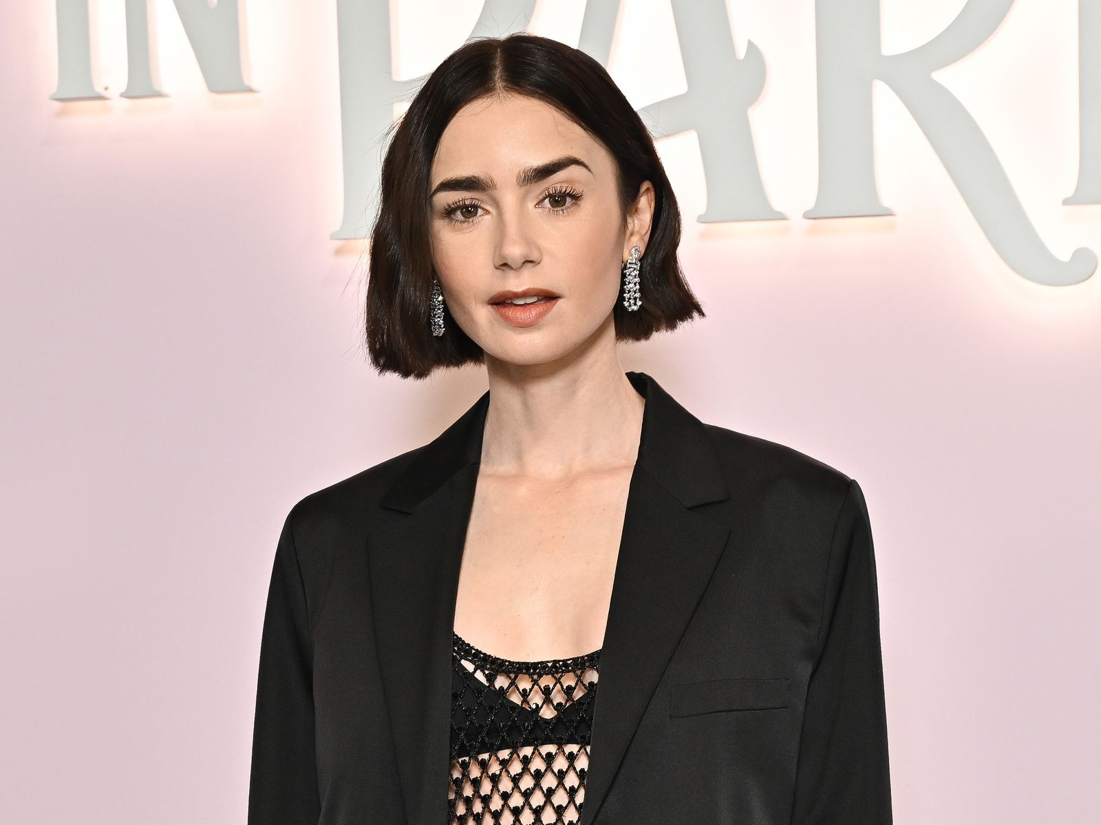 Cinco ‘looks’ que demuestran que Lily Collins no es ‘Emily in Paris’