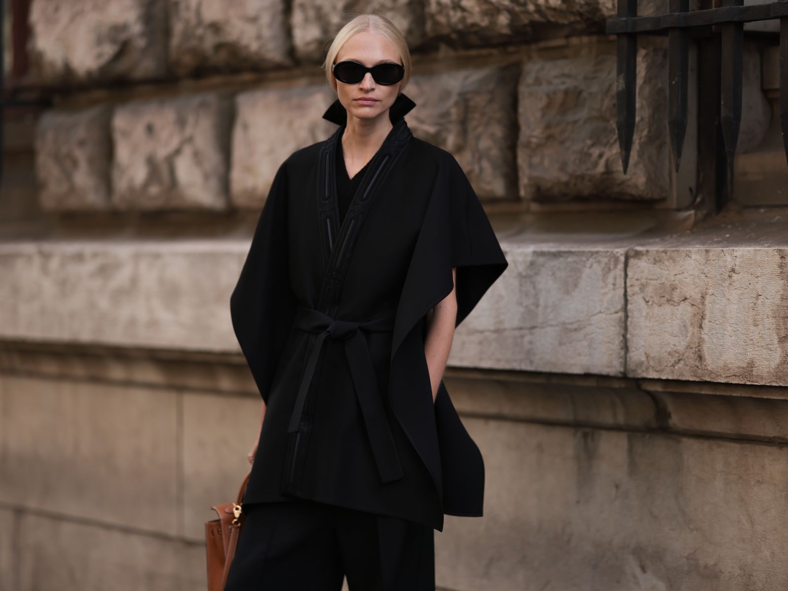 El kimono de terciopelo es la americana negra del invierno