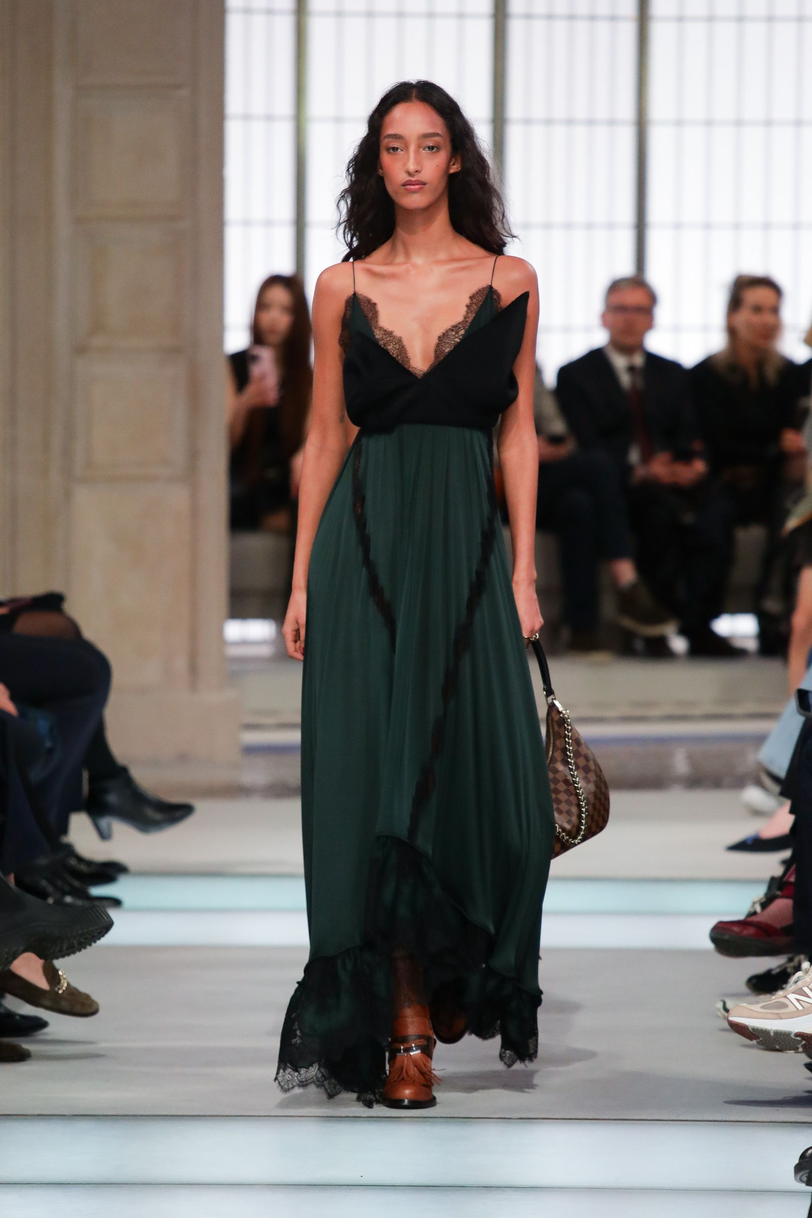 Modelo con vestido lencero largo y fluido color negro y verde.