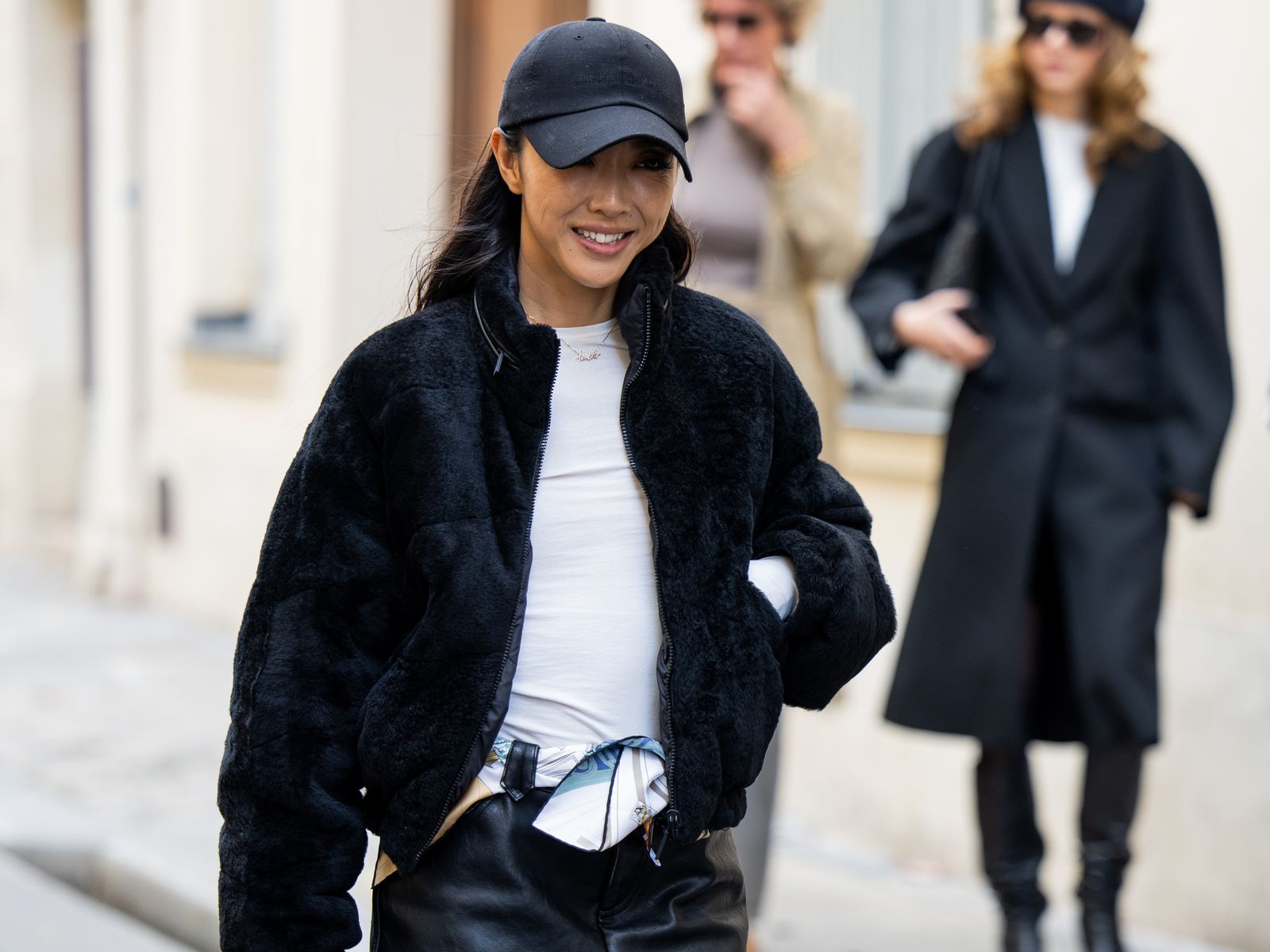 ¡Atención amantes del chándal! Esta es la chaqueta de pelo más 'cool' y sofisticada (que vi sin parar en mi último viaje a Barcelona)