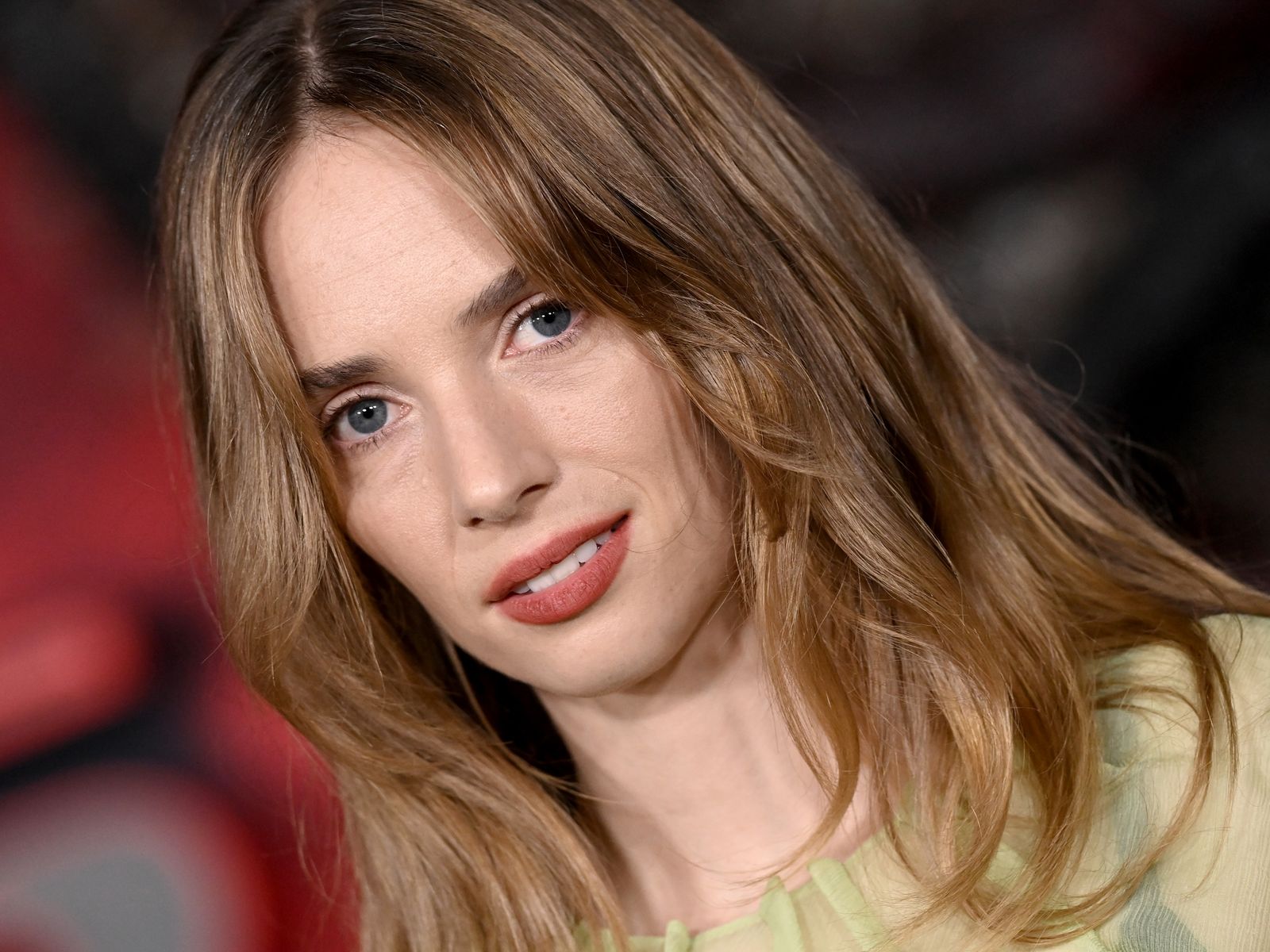 La actriz con más estilo de ‘Stranger Things’ ha llevado el último abrigo de leopardo tendencia