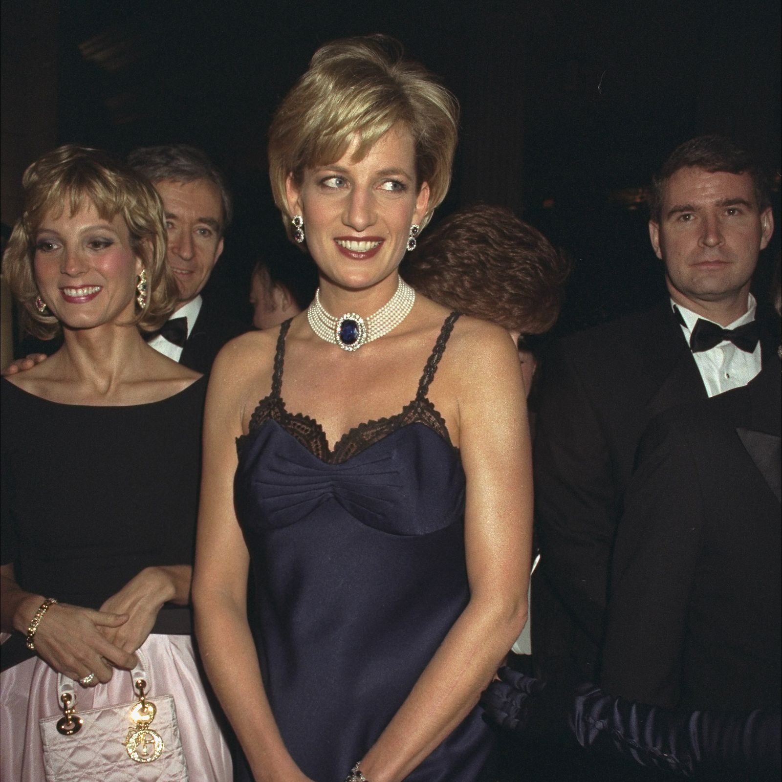 De Lady Di a Dakota Johnson, el vestido lencero será tu aliado perfecto esta Navidad