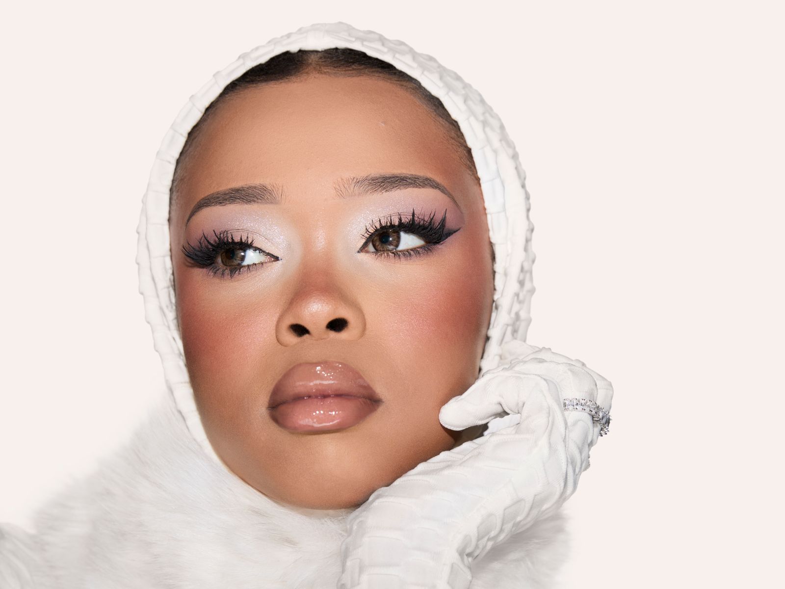 'Ice Princess', 'Snow Angel Makeup'... Las tendencias de maquillaje del invierno piden una sombra de ojos blanca con 'glitter'