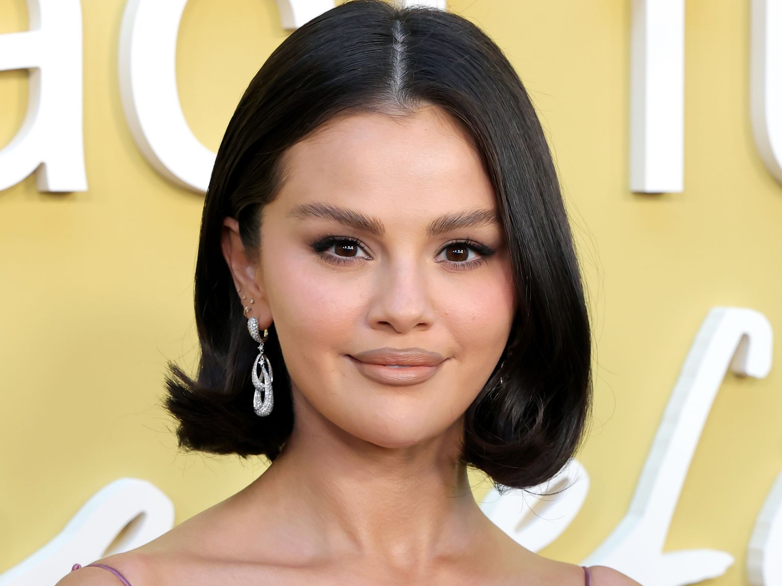 Las uñas en clave ladrillo de Selena Gomez son un divertido giro al clásico rojo navideño