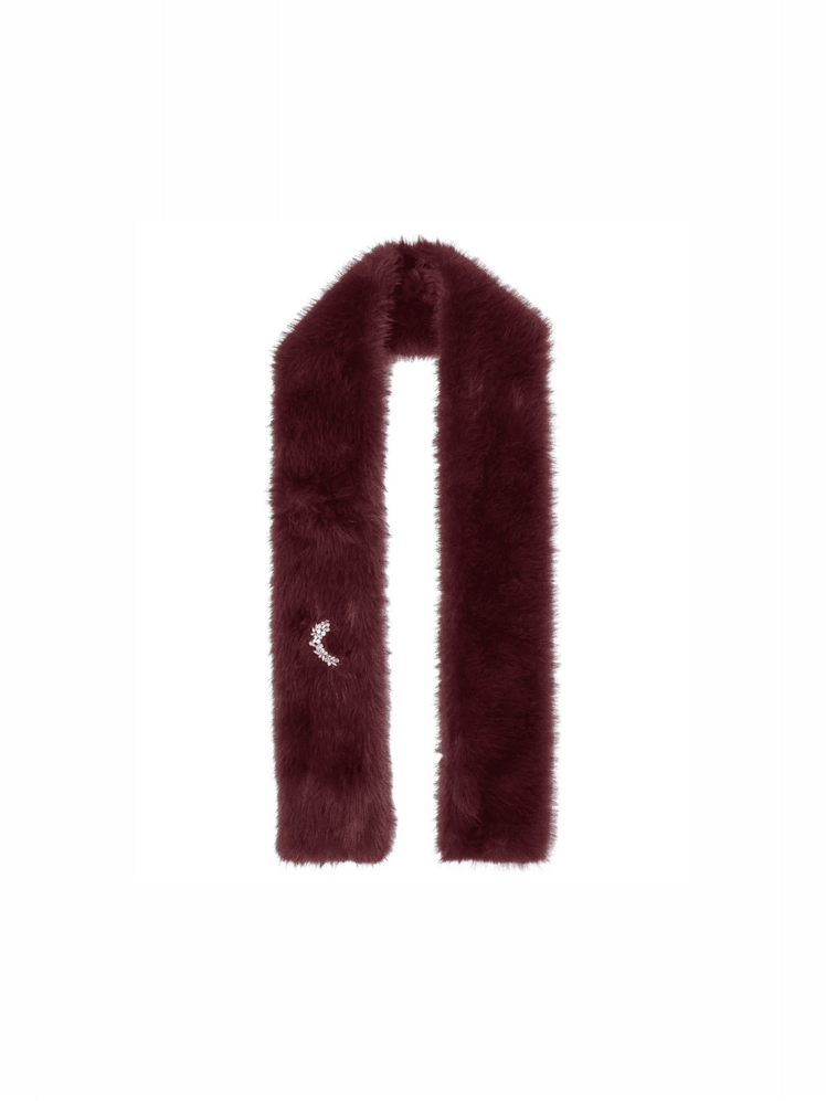 estola larga de pelo corto con detalle de broche de joyas.