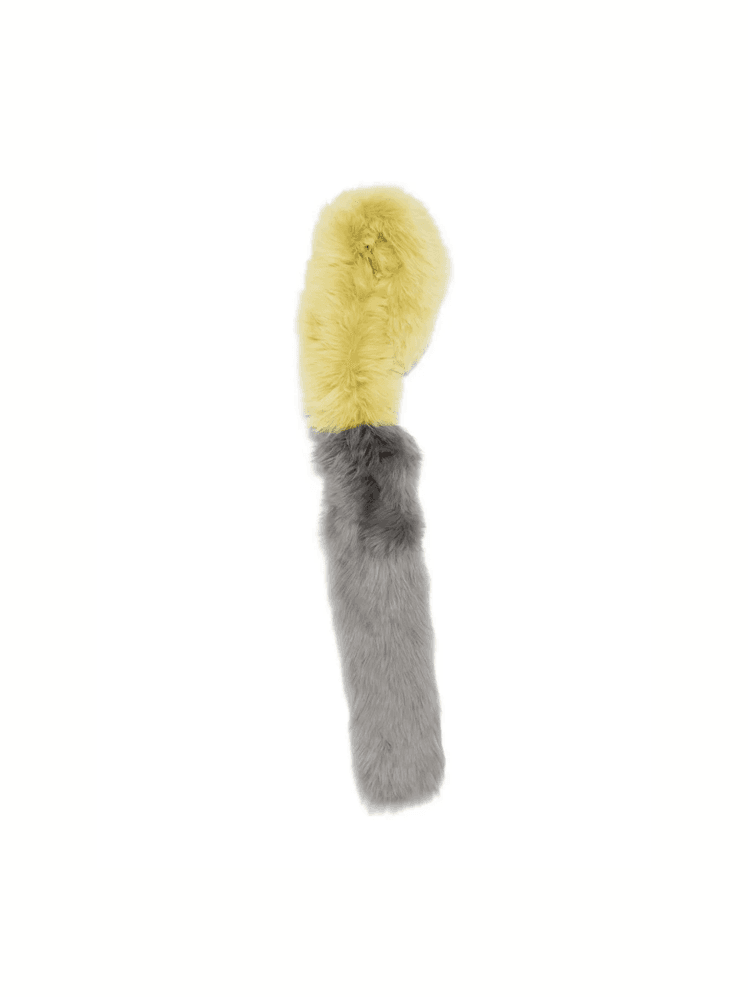 estola larga confeccionada en pelo de borrego en diseño color block.