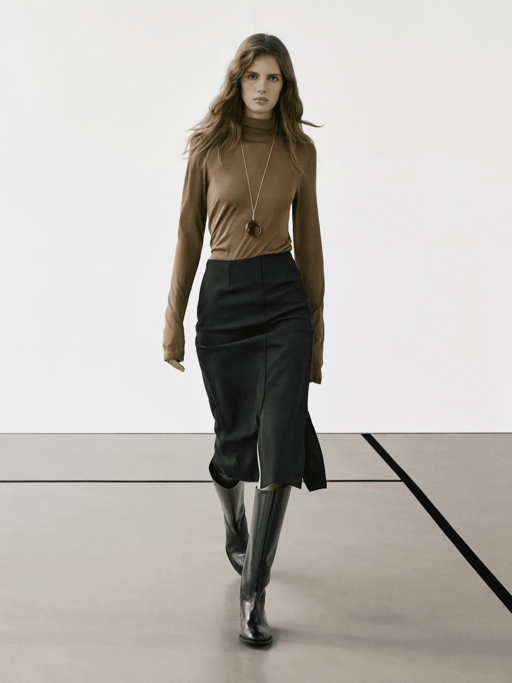 Una falda midi para 3 looks impecables de invierno