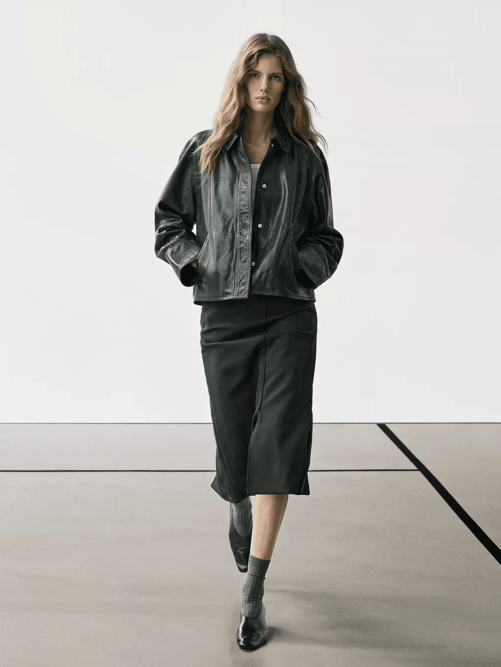 Una falda midi para 3 looks impecables de invierno